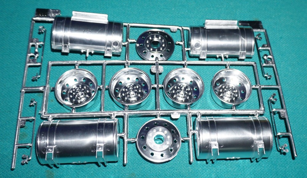 Peterbilt 359 Conventional Monogram 1/16 Kit #2500 Satin Chrome Wheels Tanks Etc