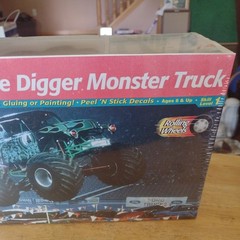 Revell Grave Digger Monster Truck 1/25 Model Kit New Sealed 1998 85-1901