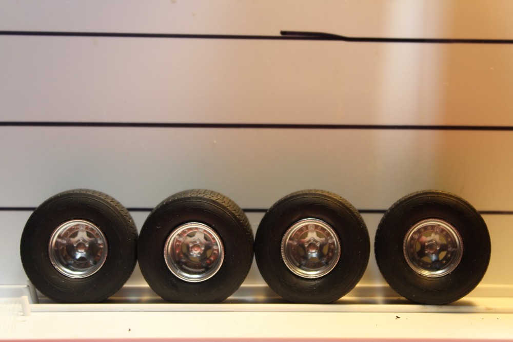 V -28 1/25 scale racing model car, parts dirt track tires and wheels ,