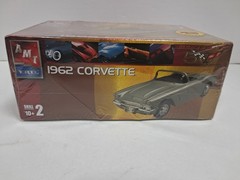 AMT ERTL 1:25 1962 Silver Chevrolet Corvette Model Kit #31824 – Sealed