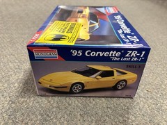 + Monogram 1:24 Scale ’95 Corvette ZR-1 The Last ZR-1 w/ Batman Comic 2455