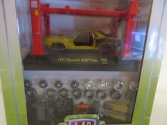 M2 Machines R06 1971 Plymouth Cuda Gold Model Kit 1:64 2015 MISB