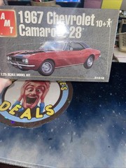 Amt. 1967 Chevrolet Camaro Z28 plastic model kit 125 scale.