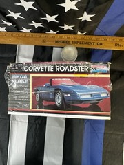 MONOGRAM 2742/ZA9 CORVETTE METAL FLAKE 1/24 SCALE MODEL KIT