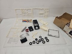 REVELL BMW 320i TURBO RALLY 1/25 Scale MODEL KIT 7213 Box Used