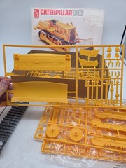 AMT 1983 1:25 Caterpillar D8H Bulldozer Original Model Kit – FOR PARTS SEE NOTES