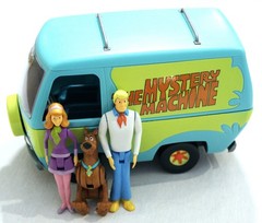 Revell 2017 Scooby-Doo Model Kit Daphne, Fred, Scooby, & Mystery Machine