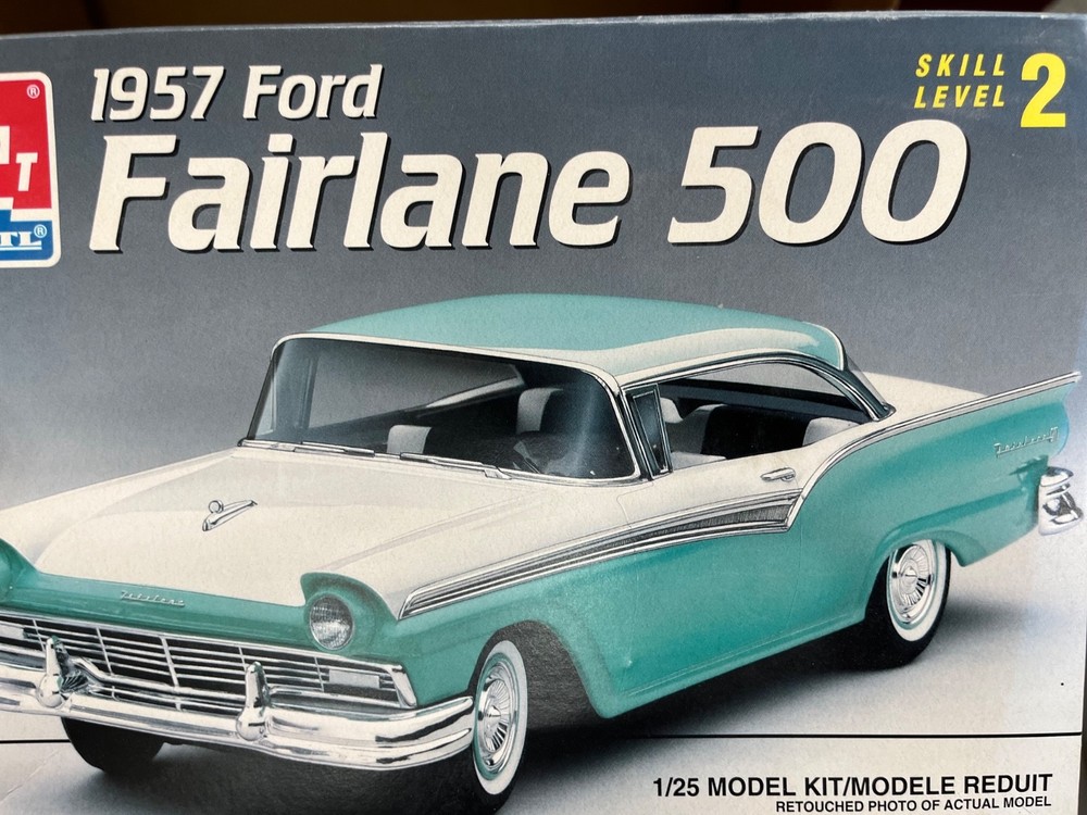 AMT 8028 1957 Ford Fairlane 500 Hardtop 3n1 Model KIT 1/25 McM Niob