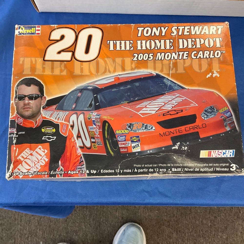 REVELL’S TONY STEWART THE HOME DEPOT 2005 Monte Carlo 1/25 KIT MODEL