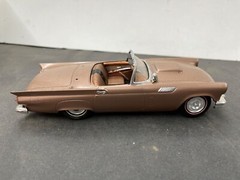 C16 Amt 1957 Ford Thunderbird vintage built model 1/25.