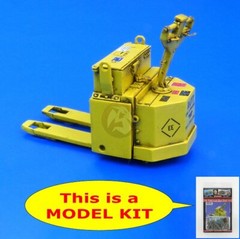 Plus Model 1/48 Blue Giant Powered Pallet Truck (w/US Navy Decals) [MODEL] 4053
