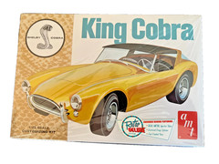 AMT 1/25 SCALE RETRO DELUXE ” SHELBY KING COBRA ” SMALL DENT ON COVER AMT793/12