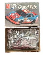 Richard Petty AMT Ertl 6728 1/25 43 STP Pontiac NASCAR Model Kit 1990 Open Box