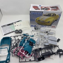 Revell Trucks 1:25 Chevrolet SSR Model Kit 85-7206 Factory Sealed NEW 2006