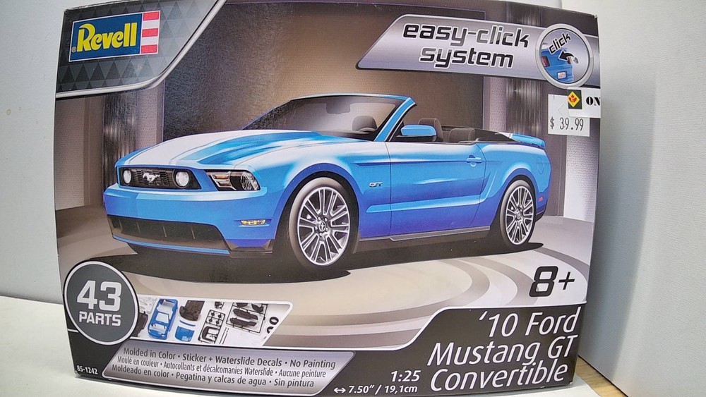 Revell #1242 2010 Ford Mustang GT Convertible 1:25 Snap Together Kit