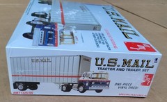 AMT US Mail Ford C900 Tilt Cab Tractor & Trailmobile 27′ Van Sealed Box 1:25 Kit