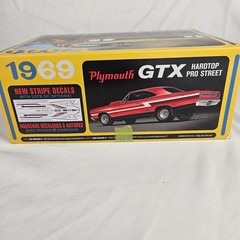 AMT Plymouth GTX Hardtop Pro Street 1/25 Scale Plastic Model Kit