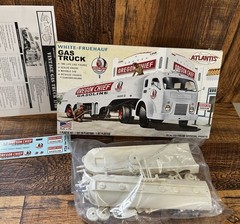 ATLANTIS WHITE-FRUEHAUF OREGON CHIEF GAS TRUCK MODEL KIT #H1029 OPEN BOX 1/48