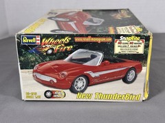 REVELL 1/25 Scale Model Kit Ford NEW THUNDERBIRD 2002-2005 dated 1999 T-bird