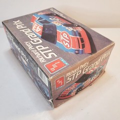 AMT ERTL #43 Richard Petty STP Grand Prix 1:25 Model Car Kit – Vintage 1990
