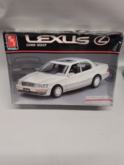 AMT ERTL Lexus LS400 Sedan 1:24 Scale Model Kit 6002 New Open Box Sealed Parts