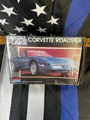 MONOGRAM 2742/ZA9 CORVETTE METAL FLAKE 1/24 SCALE MODEL KIT