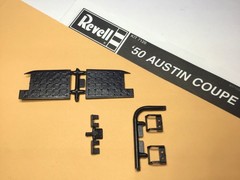 MODEL CAR PARTS Revell ‘50 AUSTIN CUOPE Right Left DOOR HINGE RETAINERS & PANELS