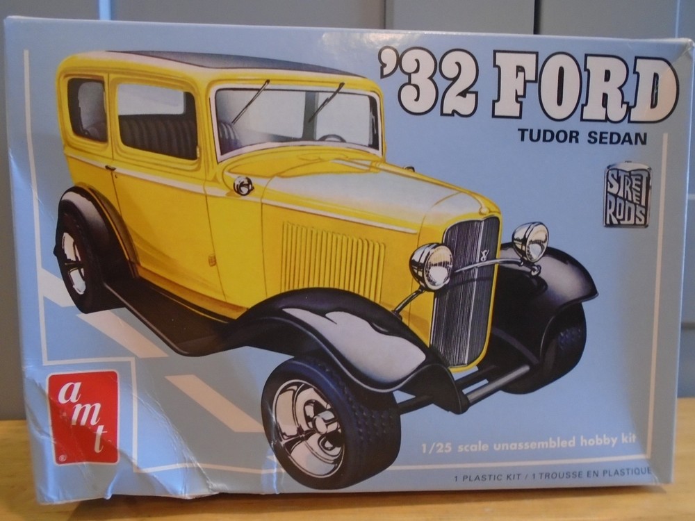 AMT 1414 1/25 SCALE ’32 FORD TUDOR SEDAN NEW IN DAMAGED BOX