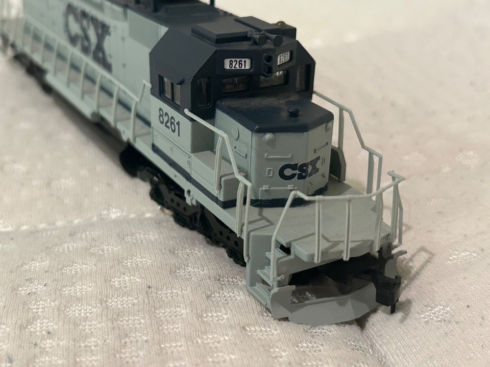 HO Scale Bachmann CSX #8261 Engine