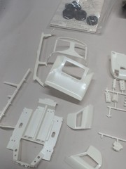 Testors 104 Famous Fords GT-40 1/25 Scale Open Box Unassembled (Read)