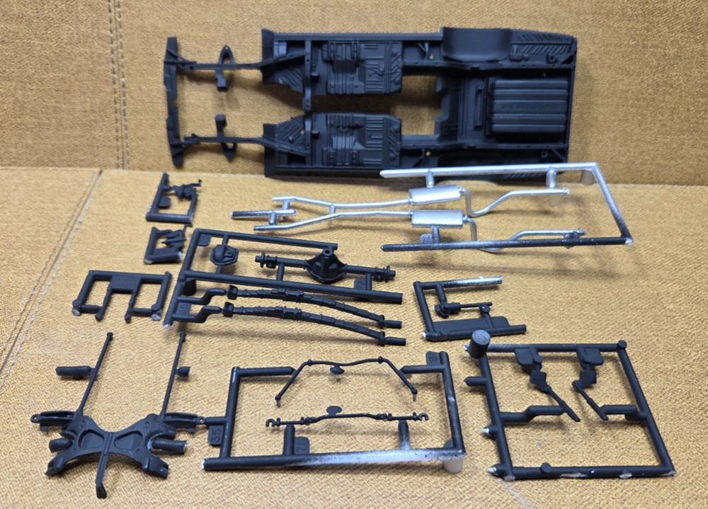 1968 Dodge Charger R/T PAINTED CHASSIS & EXHAUST 1:25 Revell NEW Model PARTS