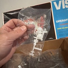 Revell Visible V8 Operating Engine Model Kit H-902