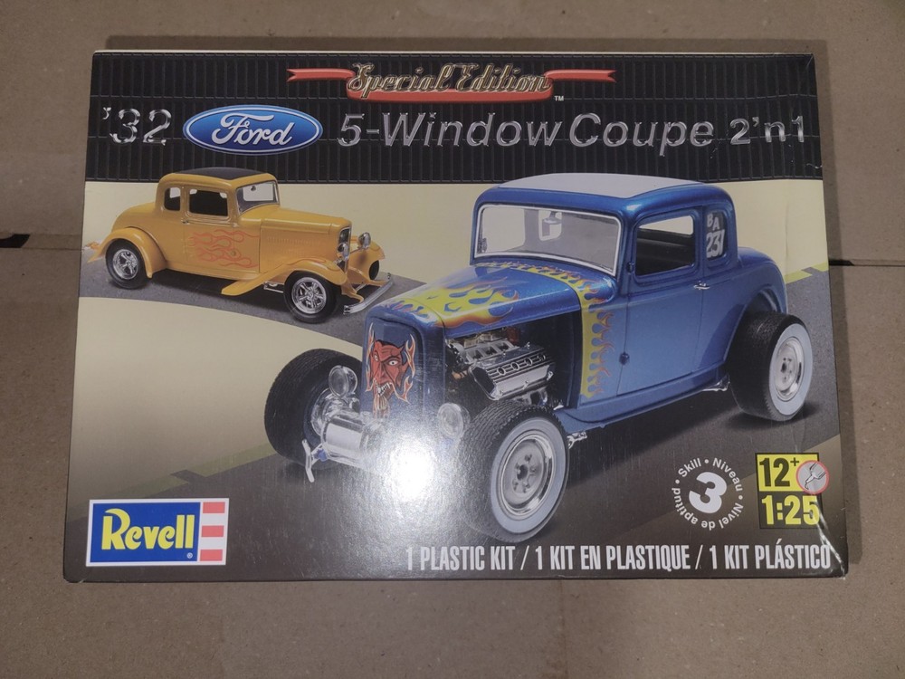 Revell 1932 Ford 5-window Coupe 2’n 1 plastic 1/25 model kit. Special Edition.