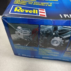 Revell Visible V-8 Engine 1:4 Moving Pistons And Crank Model Kit 85-8883 2 Boxes