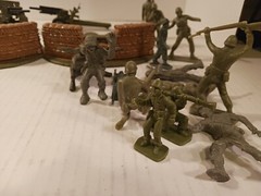SNAP PLASTICS No. 152 BUILT 1/40th 105mm HOWITZER Lot With Various Fiqures