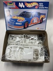 Revell Monogram model Kit #44 Kyle Petty Grand Prix Hot Wheels