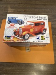 Revell ’32 Ford Sedan Street Rod 2n1 1/25 Model Kit *LOTS OF PARTS ONLY*