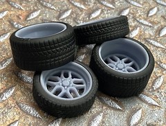 1/24 Scale: 21/20 Inch Weld Laguna Wheels With Wide Rear Street Tires; Resin