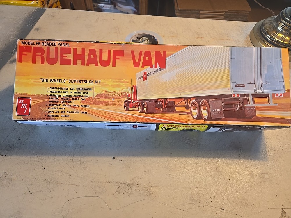 AMT, MODEL FB BEADED PANEL FRUEHAUF VAN 1/25 scale, !!Sealed Inside!!