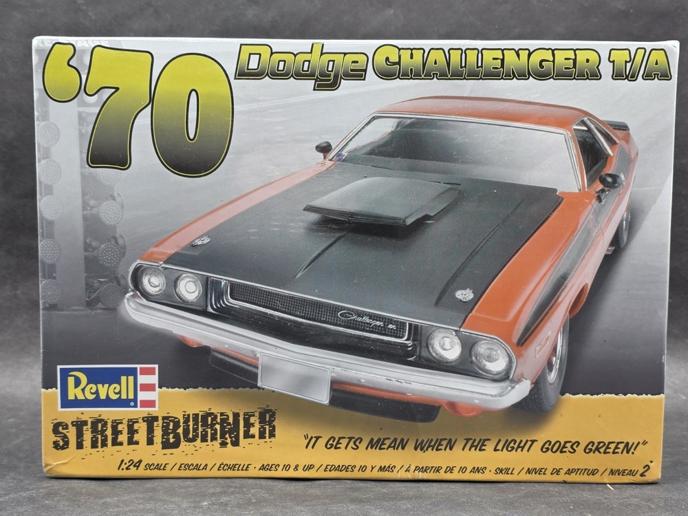 Revell Streetburner 1970 70 Dodge Challenger T/A Plastic Model Car Kit 1:24 2596