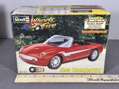 REVELL 1/25 Scale Model Kit Ford NEW THUNDERBIRD 2002-2005 dated 1999 T-bird
