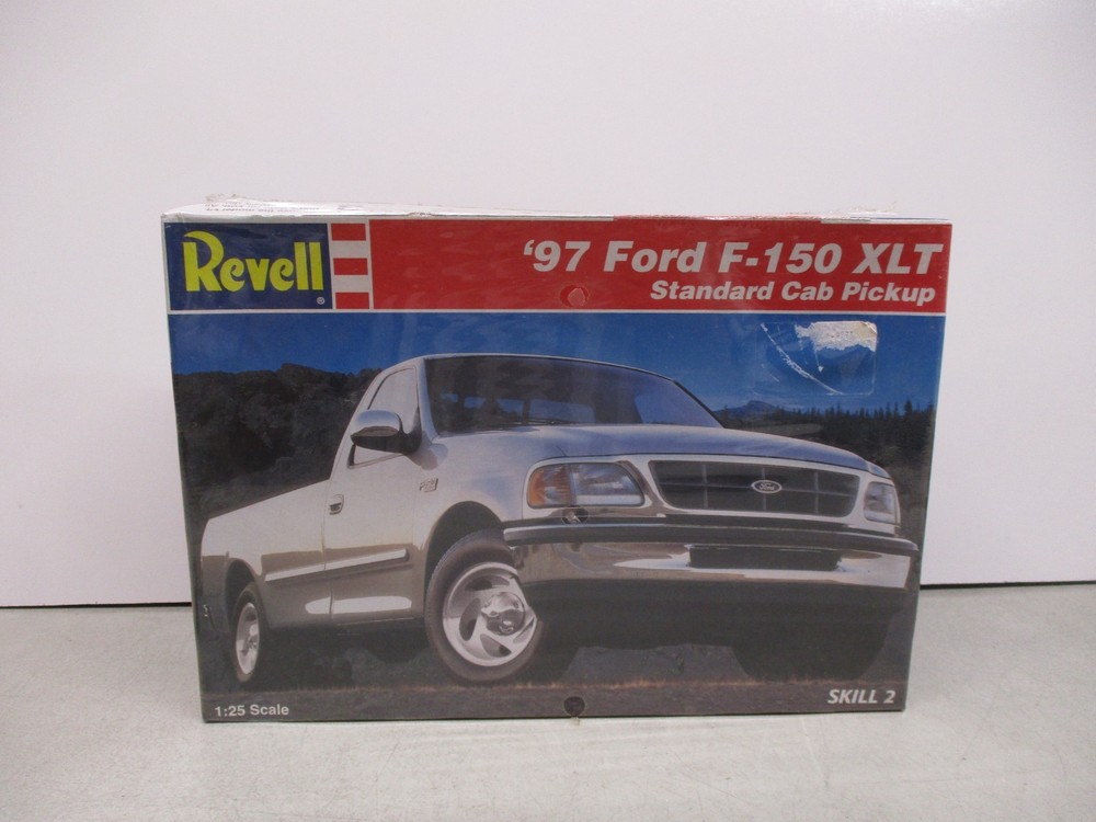 Revell 1997 Ford F-150 XLT Standard Cab Pickup 1/25