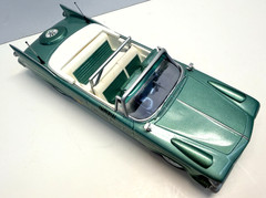 AMT 1:25 Scale 1961 Chrysler Imperial Indy 500 Pace Car Klaver Pro-Built Model