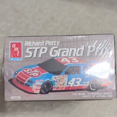 AMT Richard Petty STP Grand Prix Pontiac #43 1:25 Unassembled Kit 6728