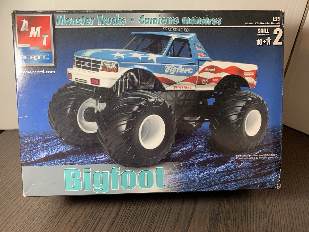 2006 – AMT ERTL – BIGFOOT MONSTER TRUCK – MODEL KIT – 1:25 – RED WHITE AND BLUE