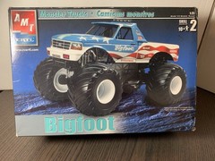 2006 – AMT ERTL – BIGFOOT MONSTER TRUCK – MODEL KIT – 1:25 – RED WHITE AND BLUE