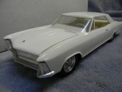 1/24 1965 AMT ORIGINAL ISSUE BUICK RIVIERA HARDTOP ANNUAL WHITE MODEL- BUILT