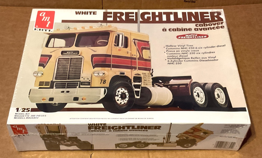AMT/ERTL 1/25 WHITE FREIGHTLINER Diesel Model Kit 6651-10D0