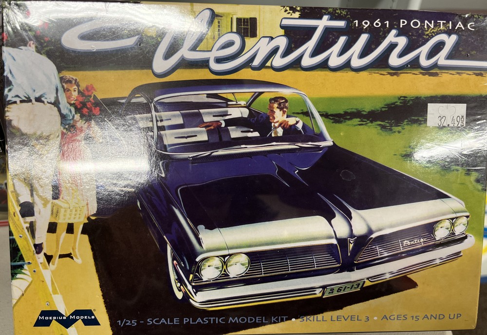 Moebius Models 1211 1:25 1961 Pontiac Ventura SD •