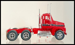 Volvo N 10 & Trailer 1:32 AMT Ertl Kit 6628 Factory Sealed Snap Fast